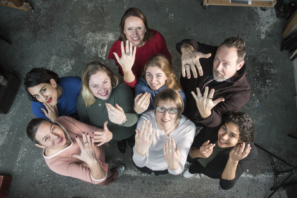 Cursisten aan het werk in de werkplaats van Vakschool Edelsmeden